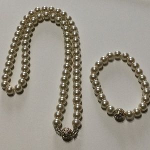 Woman’s Necklace and Bracelet Set